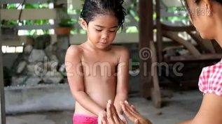 女儿和妈妈一起洗澡，孩子和妈妈一起洗澡mov格式视频下载_正版视频编号3122692-摄图网