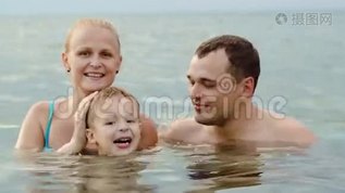 可爱的家庭带着孩子在海里洗澡mov格式视频下载_正版视频编号2823357-摄图网