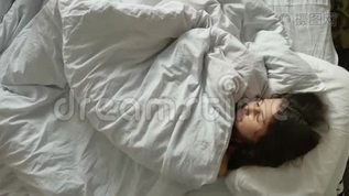 睡在床上的小可爱女孩。 小女孩小黑头发睡在室内的床上生活方式mp4格式视频下载_正版视频编号2672667-摄图网