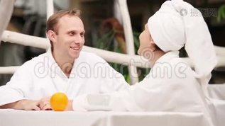 刚结婚的夫妻在洗澡后不慌不忙地说话mov格式视频下载_正版视频编号3198516-摄图网