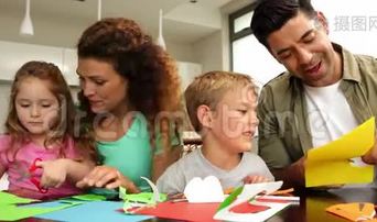 快乐的父母和孩子们在餐桌上做工艺品视频下载-实拍视频-正版视频2598267-摄图网