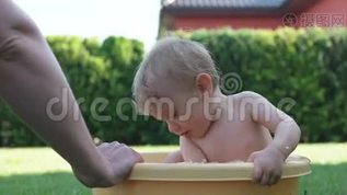 小男孩洗澡时玩得开心mov格式视频下载_正版视频编号1023705-摄图网