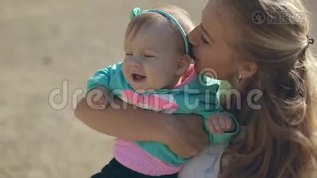 美丽的母亲抱着婴儿亲吻她mov格式视频下载_正版视频编号3499776-摄图网