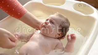 给刚出生的女婴洗澡mov格式视频下载_正版视频编号2373333-摄图网