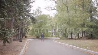 女孩骑着便携式电子处女膜户外mov格式视频下载_正版视频编号332578-摄图网