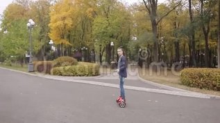 女孩骑着便携式电子处女膜户外mov格式视频下载_正版视频编号613846-摄图网