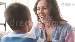 快乐的母亲和儿子说话mov格式视频下载_正版视频编号524324-摄图网