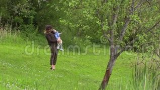 妈妈和她的小儿子一起走mov格式视频下载_正版视频编号587256-摄图网