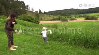 妈妈和她的小儿子一起走mov格式视频下载_正版视频编号1174308-摄图网