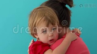 妈妈抱着可爱的小孩子.mp4格式视频下载_正版视频编号2901250-摄图网