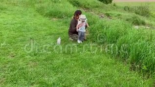 妈妈和她的小儿子一起走mov格式视频下载_正版视频编号1174710-摄图网