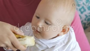 宝宝吃妈妈手里的香蕉mov格式视频下载_正版视频编号2147879-摄图网