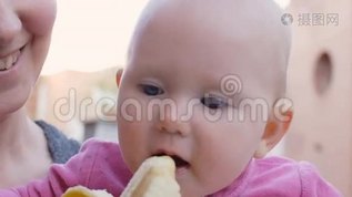 宝宝吃妈妈手里的香蕉mov格式视频下载_正版视频编号1100410-摄图网