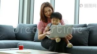 妈妈和儿子在一起。mov格式视频下载_正版视频编号1549969-摄图网