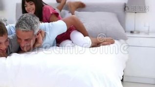 爸爸和他的孩子们在床上玩耍mov格式视频下载_正版视频编号3203430-摄图网