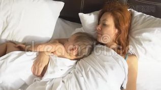 妈妈和小男孩早上醒来mov格式视频下载_正版视频编号2903847-摄图网