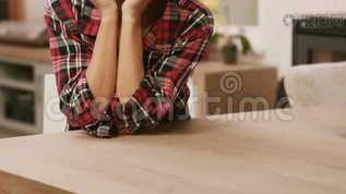体贴的黑发女人，双手托着下巴mov格式视频下载_正版视频编号1103415-摄图网