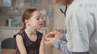 女医生检查一个可爱的小女孩mov格式视频下载_正版视频编号520036-摄图网