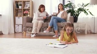 有笔记本的学生女孩躺在家里的地板上mov格式视频下载_正版视频编号520116-摄图网