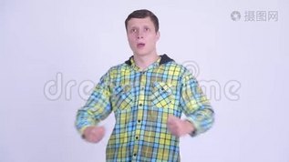 快乐的年轻帅哥竖起大拇指，看上去很兴奋mov格式视频下载_正版视频编号2679821-摄图网