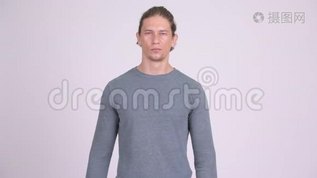 英俊的男人捂着嘴，看上去很惊讶mov格式视频下载_正版视频编号1031055-摄图网