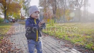 快乐的小朋友，小男孩在公园里嬉笑打闹，在户外散步..mp4格式视频下载_正版视频编号2229853-摄图网