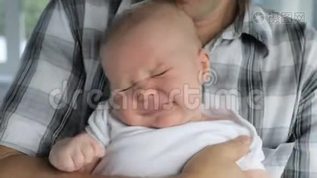 父亲在家抱着小儿子mov格式视频下载_正版视频编号1631196-摄图网