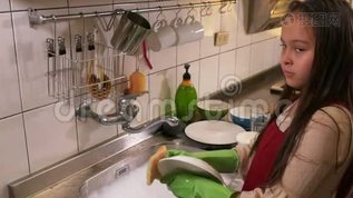 亚裔美国女孩洗碗mov格式视频下载_正版视频编号957637-摄图网 