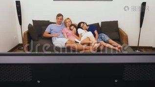 迷人的家庭，妈妈，爸爸，女儿和儿子一起在客厅看电视mov格式视频下载_正版视频编号396125-摄图网