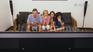 迷人的家庭，妈妈，爸爸，女儿和儿子一起在客厅看电视mov格式视频下载_正版视频编号2608310-摄图网