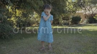 小女孩在玩mov格式视频下载_正版视频编号3359820-摄图网