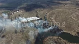 烟雾从燃烧的枯草无人机图像。mp4格式视频下载_正版视频编号1632923-摄图网