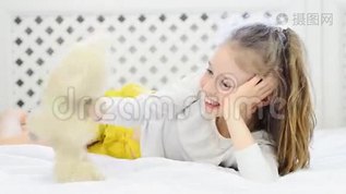 小女孩玩玩具。mov格式视频下载_正版视频编号1633042-摄图网
