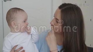 年轻的母亲抱着她的小男孩。mov格式视频下载_正版视频编号1782914-摄图网