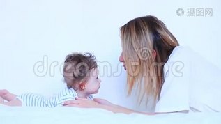 年轻的母亲和小男孩mov格式视频下载_正版视频编号884558-摄图网