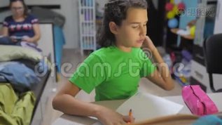 小女孩女儿做作业教育课学校.. 慢动作视频。 准备，回到学校。 小女孩mp4格式视频下载_正版视频编号484639-摄图网