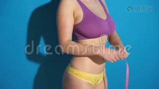 健身女人测量她的身体mov格式视频下载_正版视频编号1185512-摄图网