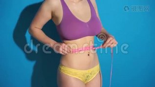 健身女人测量她的身体mov格式视频下载_正版视频编号3287079-摄图网