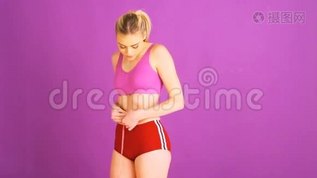 合适的女人测量她的身体mov格式视频下载_正版视频编号1636081-摄图网