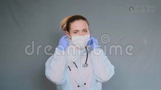 穿着防护服的漂亮女士摘下白色面具mov格式视频下载_正版视频编号3438386-摄图网