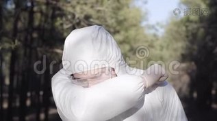 穿着安全服装的年轻人打喷嚏或咳嗽并竖起大拇指的肖像。 戴着面罩的高加索病毒学家mp4格式视频下载_正版视频编号248769-摄图网