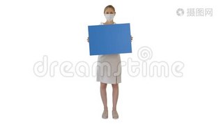 女商人戴着医疗面具，在白色背景上举着空白板标志。mov格式视频下载_正版视频编号3363468-摄图网