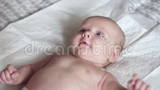 可爱的小宝宝在床上微笑，快乐的孕产理念mov格式视频下载_正版视频编号1786457-摄图网