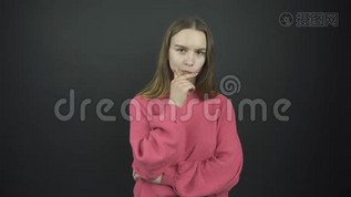 体贴的女孩，长着宽松的头发，手握着下巴mov格式视频下载_正版视频编号2011138-摄图网