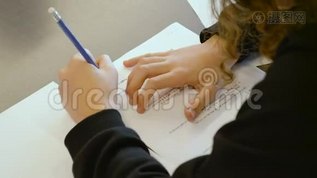 一个在小学班参加考试的以色列白人少女mov格式视频下载_正版视频编号888440-摄图网