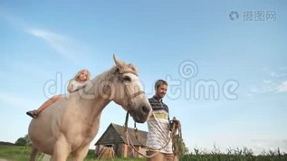 父亲骑着一匹白马骑着一个小女儿。mov格式视频下载_正版视频编号243882-摄图网