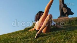 女人躺在草地上表演脱衣舞舞蹈-改变她的腿[瘦骨伶仃]视频模板下载