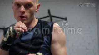 男性白种人拳击手MMA训练特写mov格式视频下载_正版视频编号2538504-摄图网