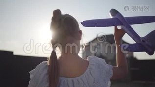 后视图一个可爱的小女孩玩的小玩具飞机特写.. 孩子在户外的时候mp4格式视频下载_正版视频编号3064922-摄图网
