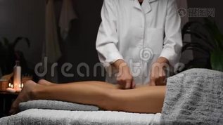 在水疗中心接受腿部按摩的女性，按摩师做专业按摩mp4格式视频下载_正版视频编号347029-摄图网